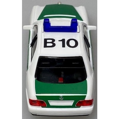 Mercedes-Benz E320 der POLIZEI, grün/weiß mit weißem Blaulichtbalken, Dachkennung B10