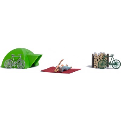 Zeltromantik, Pärchen nach anstrengender Fahrradtour am Zeltplatz, 2 Figuren, Liegedecke, 2 Fahrrädern mit filigranen Speichen, Zelt und Holzstapel